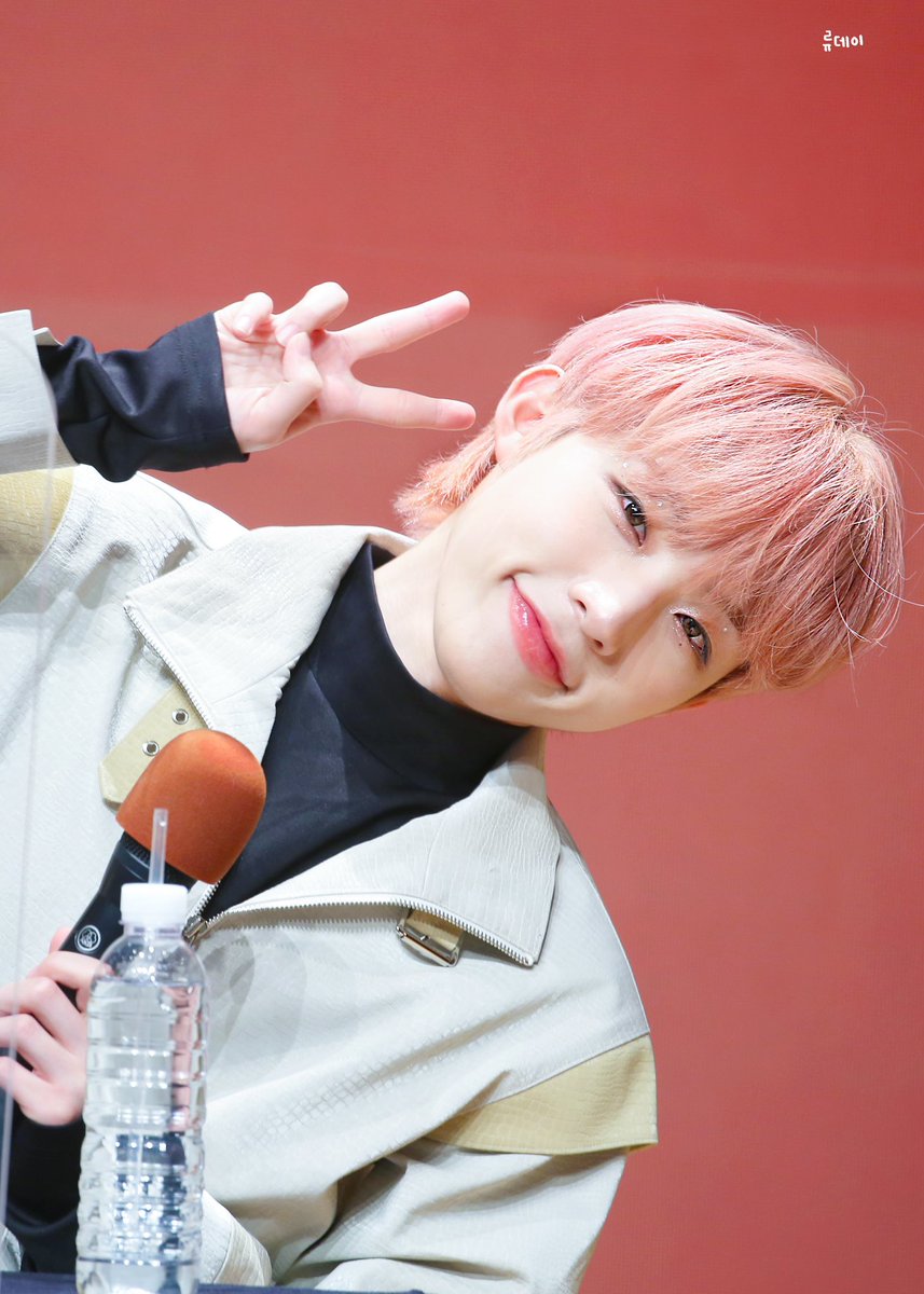 RYUDAY1108's tweet photo. 220312 사운드웨이브 대면 팬사인회

-

빼꼼깜찍공쥬 💖

#JWiiver #제이위버 #류제이 #Ryujei 
#채호철 #Jtrap https://t.co/Z9tOyvLFN8