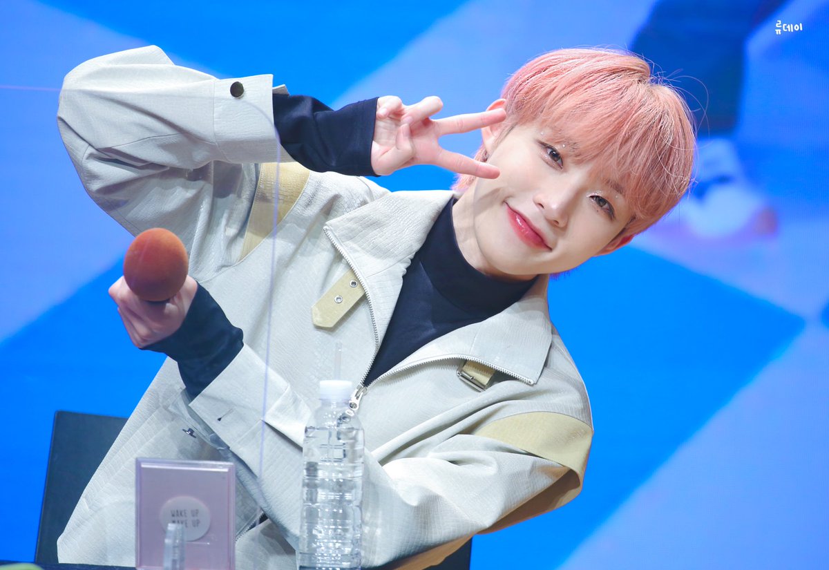 RYUDAY1108's tweet photo. 220312 사운드웨이브 대면 팬사인회

-

빼꼼깜찍공쥬 💖

#JWiiver #제이위버 #류제이 #Ryujei 
#채호철 #Jtrap https://t.co/Z9tOyvLFN8