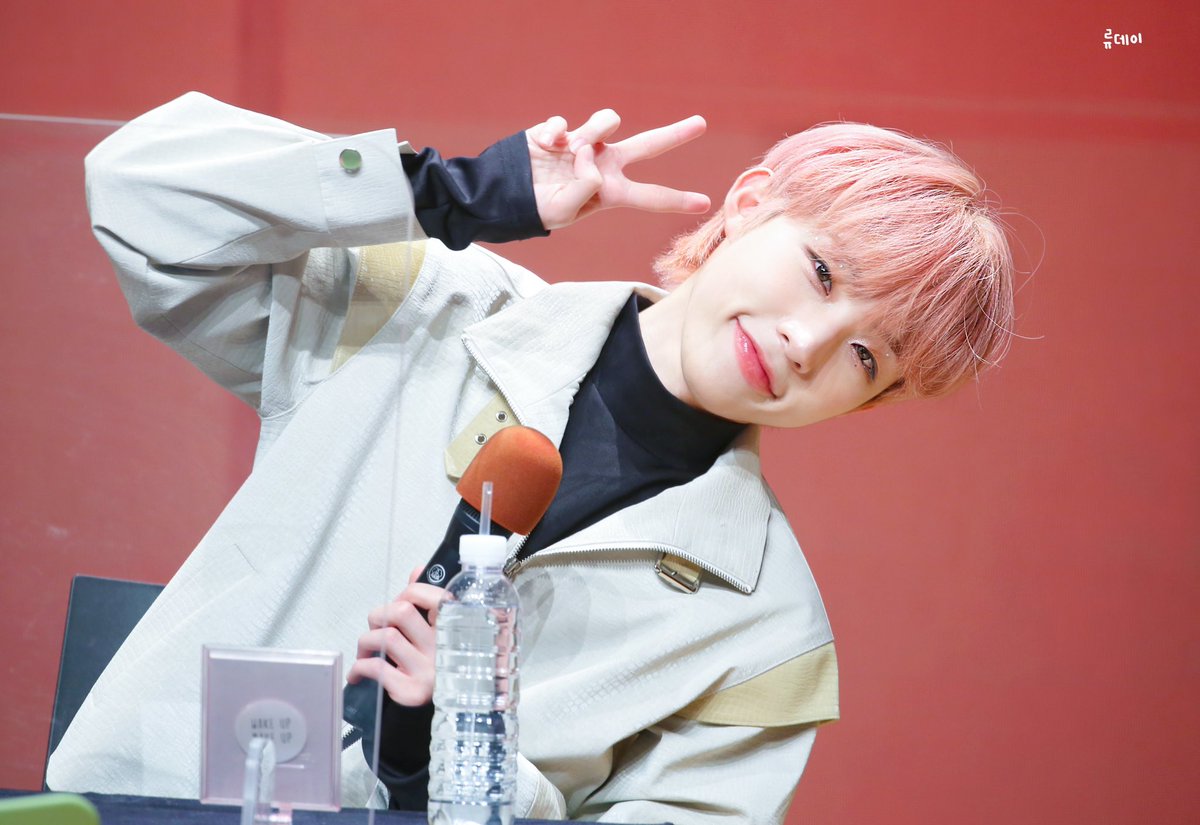 RYUDAY1108's tweet photo. 220312 사운드웨이브 대면 팬사인회

-

빼꼼깜찍공쥬 💖

#JWiiver #제이위버 #류제이 #Ryujei 
#채호철 #Jtrap https://t.co/Z9tOyvLFN8