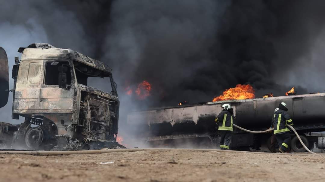 majdscd_94's tweet photo. A man passed away and two others were injured after a major fire broke out in three oil tankers in the #Hamran, #Jarabulus, east of #Aleppo. Our teams retrieved the body, transported the injured, battled the fire then waited for hotspots to be extinguished.
#WhiteHelmets https://t.co/7q0vne3lTP