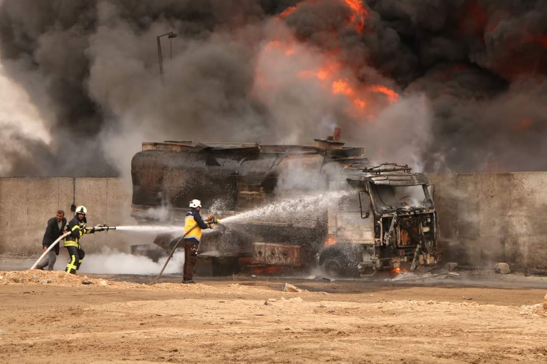 majdscd_94's tweet photo. A man passed away and two others were injured after a major fire broke out in three oil tankers in the #Hamran, #Jarabulus, east of #Aleppo. Our teams retrieved the body, transported the injured, battled the fire then waited for hotspots to be extinguished.
#WhiteHelmets https://t.co/7q0vne3lTP