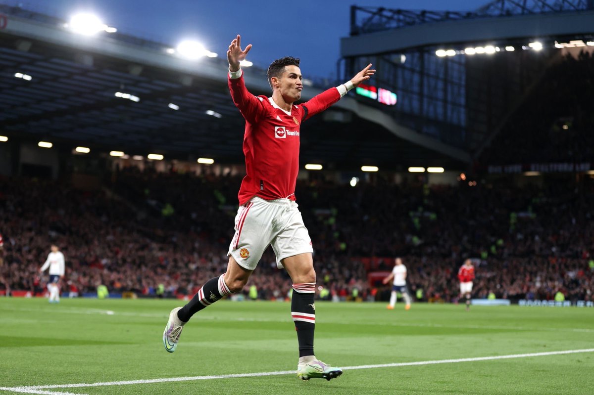 Cristiano Ronaldo is now the all-time leading goalscorer in professional football with 806 goals. 🐐 #MUFC