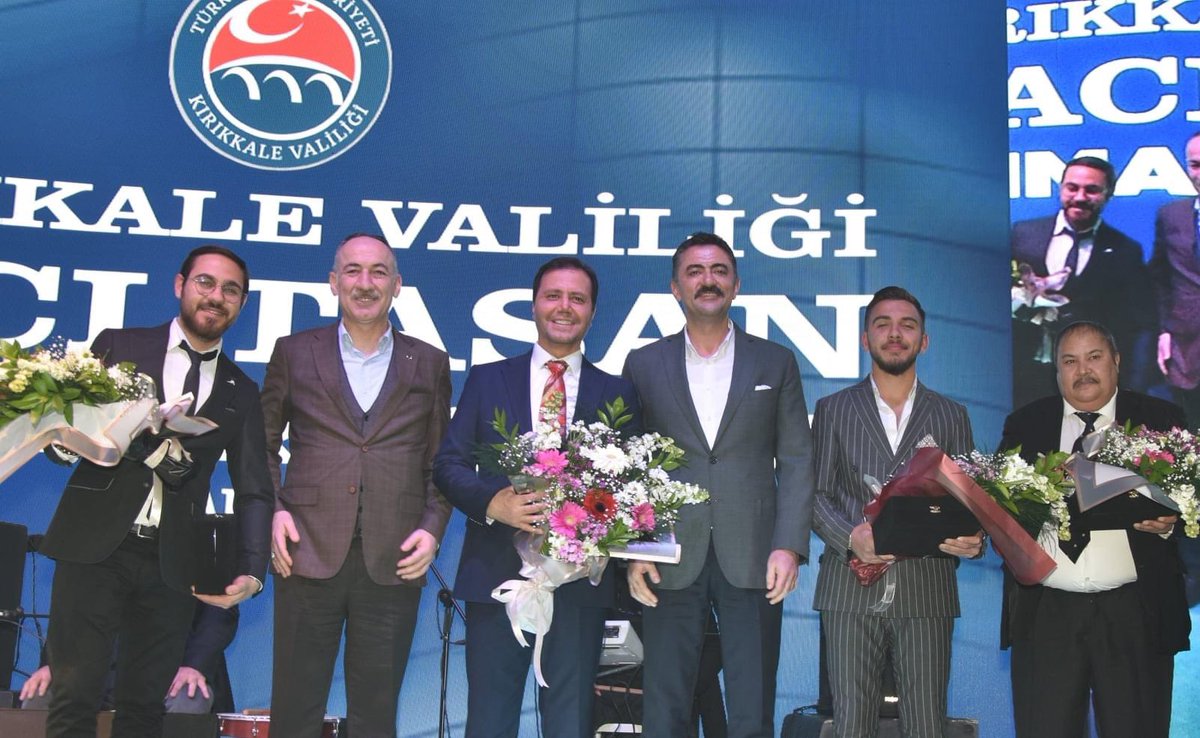 TC_kkalevalilik's tweet photo. Bozlak ustası Hacı Taşan anıldı...
 
17 Ağustos Başpınar Kapalı Spor Salonunda düzenlenen programa katılan Valimiz Bülent Tekbıyıkoğlu, "Kırıkkale olarak dünyanın en bereketli topraklarında sayılmayız. https://t.co/khOcx5Ml3f