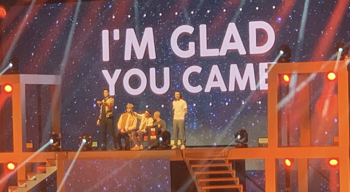 chloecjison's tweet photo. That message behind is a message to @TomParker from us fans more than anything. Thank you @thewanted for the most amazing show ever! We love you 🤍 @SivaKaneswaran @JayMcGuiness @NathanSykes @MaxGeorge https://t.co/9nRmd4AUph