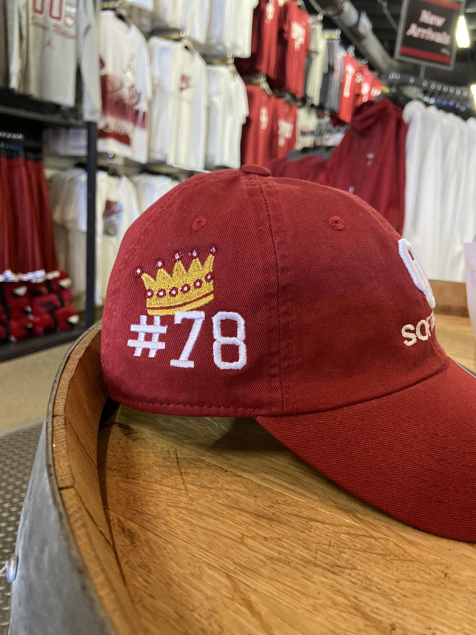 Oklahoma Locker Room by LIDS (OULids) / Twitter