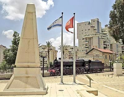 Solda Yemen'de medeniyetsizlerin 1.Dünya Savaşı şehitliğimize yaptığı. Sağda ise İsrail'in senelerdir bakımını yapıp kendi bayrağıyla eşit boyda Türk bayrağı dikerek onurlandırdığı Beerşeva (Birüs'sebi) şehitliğimiz. 💥Not: İsrail'de şu ana dek bir tane Türk eseri yıkılmamıştır!