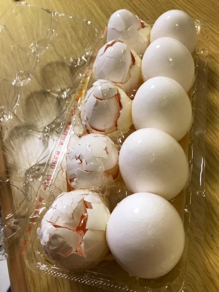 冷蔵庫を開けると、無造作に突っ込んでいた卵パックが落下！！これはセーフなのか？？