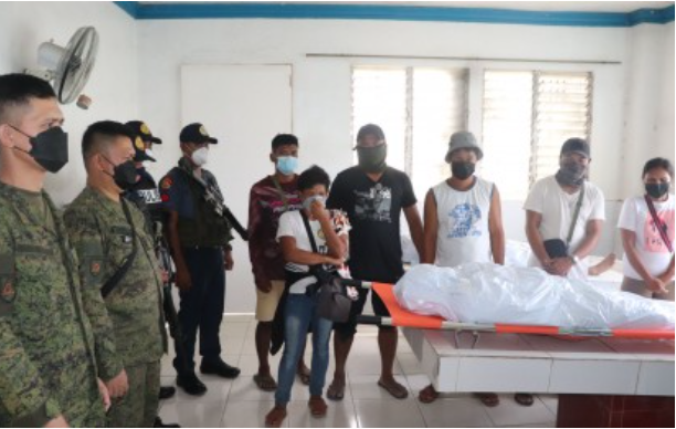prog_pwrc's tweet photo. Troops of the Army’s 62nd Infantry Battalion and personnel of the Isabela Municipal Police Station in Negros Occidental turn over the remains of CPP-NPA leader and notorious hitman Virgilio “Kumander Bedam” Tamban to his family at the Leo Memorial Chapels on March 10, 2022 https://t.co/GXtPzSqNTi