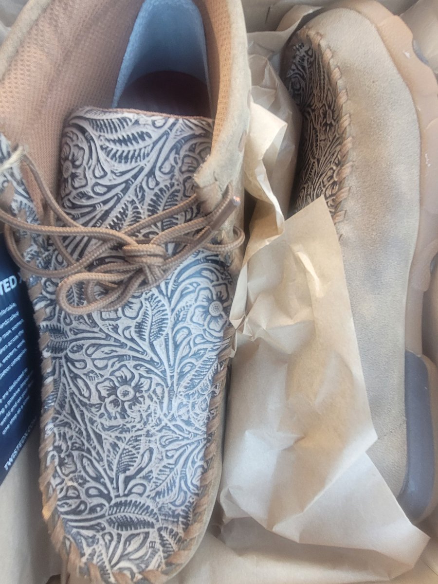 ktmiles19's tweet photo. I have new favorite shoes https://t.co/UvEjiplIII