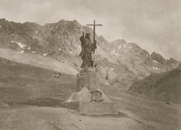 RenzoVaccarezza's tweet photo. El 13 de marzo de 1904, a más de 3.800 metros de altura entre #Argentina y #Chile se inauguró el monumento al Cristo Redentor. 
Para conmemorar la superación pacífica de un conflicto por cuestiones de límites que había llevado a ambos países a estar al borde de la guerra. https://t.co/cqXUgNIcl5