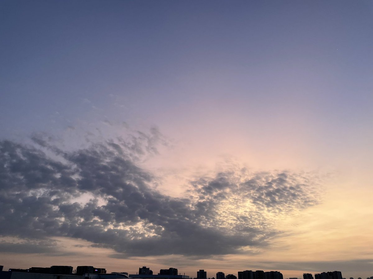 ayuminagami's tweet photo. Good morning from Singapore 🇸🇬 

雨上がりの空は綺麗。
今日は半日撮影。
頑張ろう。

Happyな1日をお過ごしください❤︎

#イマソラ https://t.co/WCTUEXG0D5