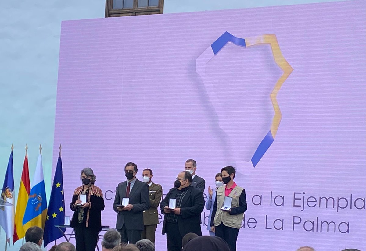 CienciaGob's tweet photo. Los científicos y científicas de @IGME1849, @IEOoceanografia, @involcan, @IGNSpain, @IAC_Astrofisica y @CopernicusEMS han sido reconocidos con las medallas al #MéritoDeLaProtecciónCivil por sus trabajos durante la emergencia volcánica en #LaPalma para proteger a la población
👏 https://t.co/CW1pOeudcI