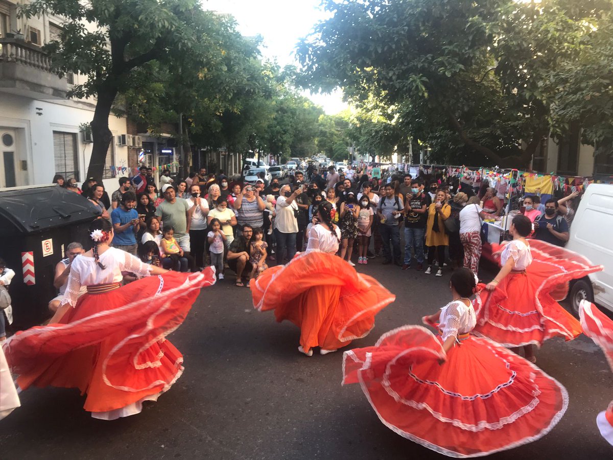 CasaGatica's tweet photo. Festival Migrante a todo trapo en la puerta de @CasaGatica https://t.co/NKi4KcSp8b