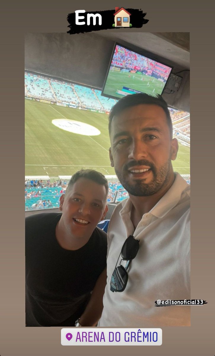 blitztricolor's tweet photo. Edílson revela que se "humilhou" pra vir jogar no Grêmio.

Adivinha onde ele estava hoje? Na Arena prestigiando o time. https://t.co/1kHti3FQZT