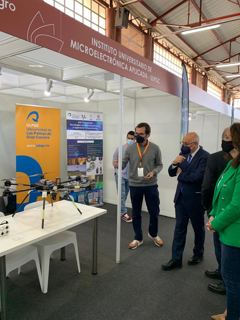AridaneGGlez's tweet photo. El investigador del @IUMAnews y Director de Innovación y Transferencia de la @ULPGC, Sebastián López, mostrando avances tecnológicos aplicados a la agricultura en #ExpoAgroCanarias https://t.co/ynIzpT2ec6