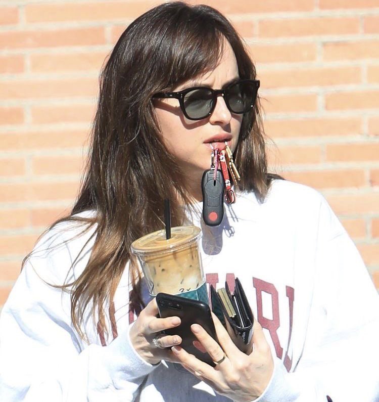 parisandior's tweet photo. i love how she never carries a bag and manages to hold A LOT in her hands https://t.co/rfM5AlTGMH