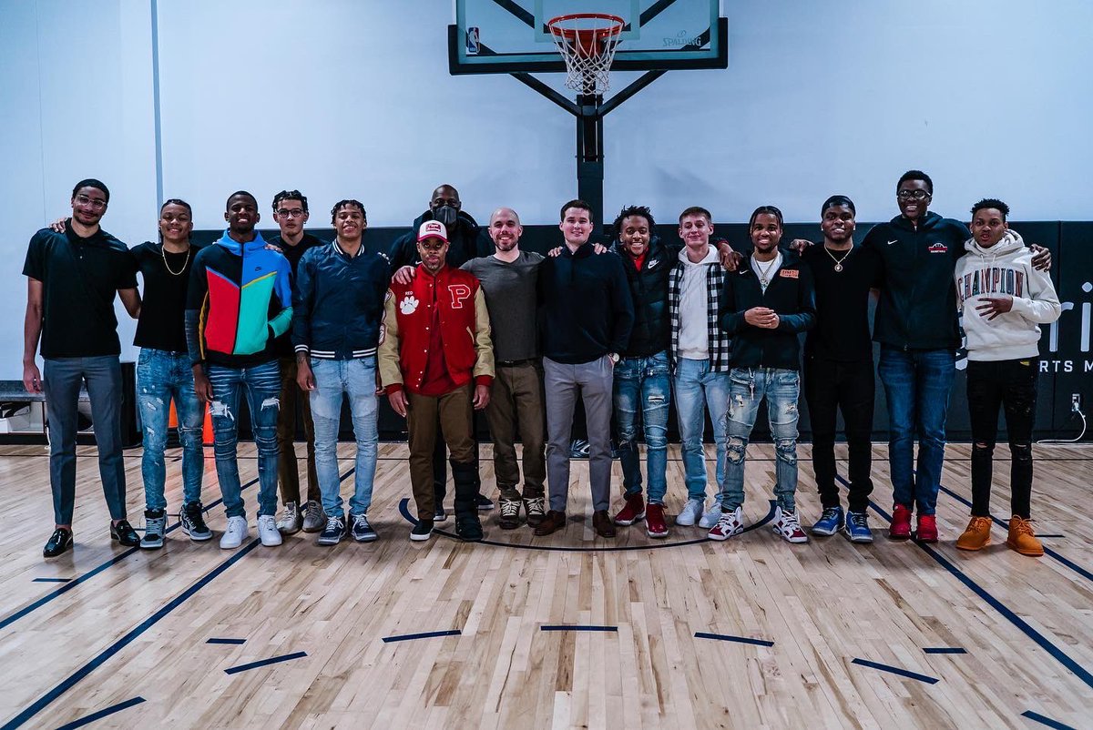 FlyghtPrepBB's tweet photo. ✈️ 🏀 One last time with all the fellas. #FlyghtFam for life! #TakeFlyght #FlyghtPrepBB https://t.co/UzB4RptTTK