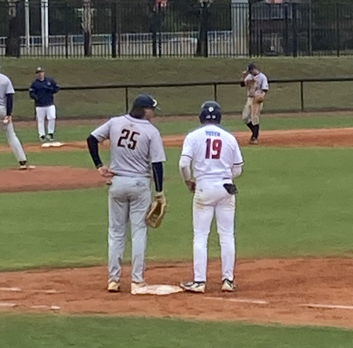 TutenSam's tweet photo. Old teammates having a little reunion. https://t.co/azqqptFYjQ