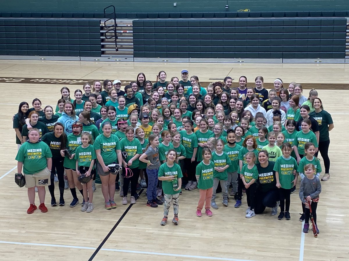 medinafastpitch's tweet photo. THANK YOU to all of the youth players for coming to our clinic today! We had an AMAZING turnout and it was great getting to work with the future of Medina Fastpitch! The future is bright!
Huge KUDOS to our high school players for coaching them up and being great role models! 👏🏻💚 https://t.co/Aw7LZ2OCCk