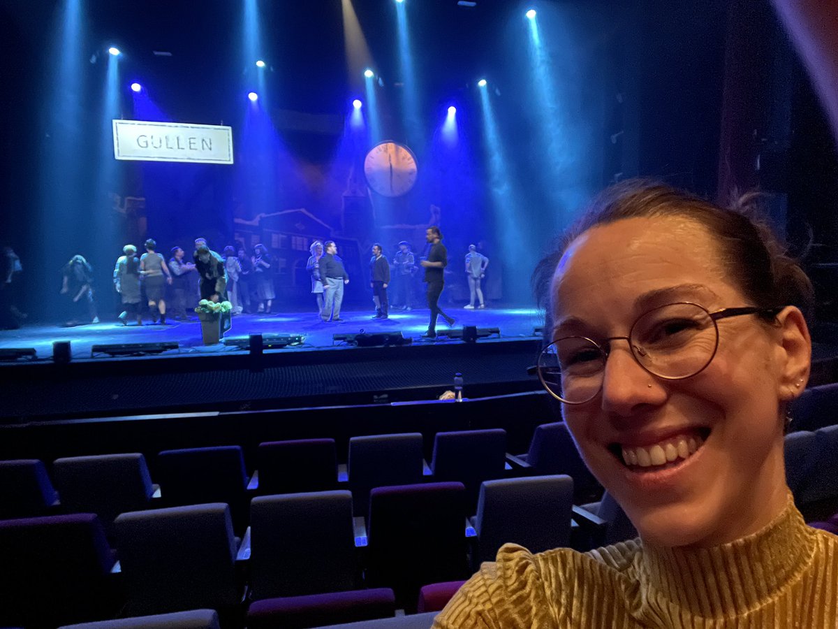 AAlosery's tweet photo. Vanavond presenteren wij van @bmtproducties anderhalf jaar later dan gepland eindelijk onze prachtige voorstelling aan het publiek!

Wanneer kom jij kijken?

#TheVisitNL #bmtproducties #choreographer #voorpremiere #letsgo https://t.co/NyYbv2bqC6