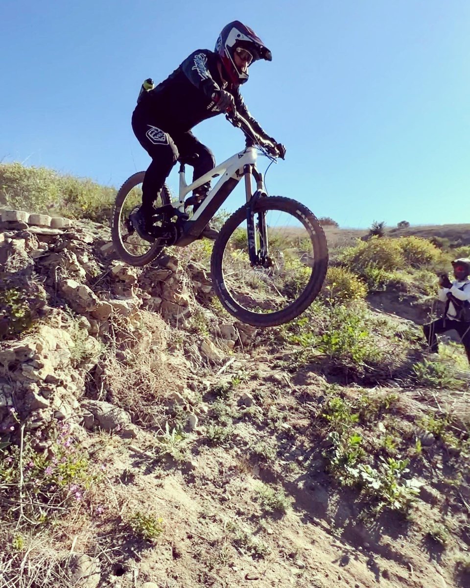 When I’m not doing art I like to shred my bike, I guess this is the kind of things people don’t know about me hehe. #ytdecoy #mtb