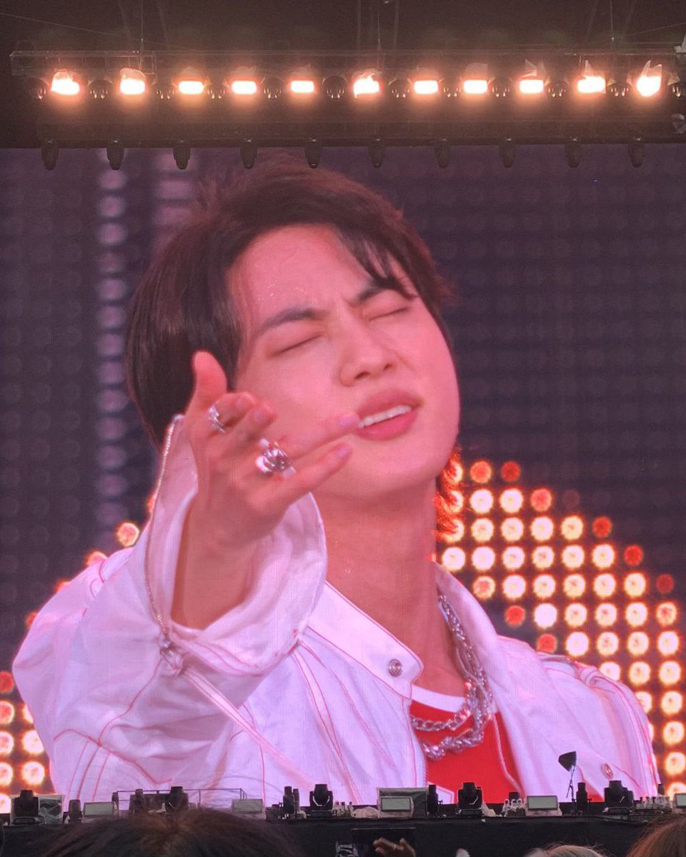 only_hope_4ever's tweet photo. Jin D-2💜
#JIN #Yours_Jin #ALL ROUNDER JIN #PTD_ON_STAGE_SEOUL #PTDLIVEVIEWING #PTD_ON_STAGE #PTD_ON_STAGE_SEOUL_D2 https://t.co/kgAVzIYRMY