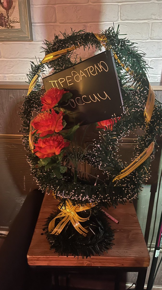fe_city_boy's tweet photo. Какие-то типы встали в начале концерта в Вологде и вручили венок. Один снимал, другой прогнал какую-то пафосную речь, но никто ничего не понял, потому что он был бухой. https://t.co/EuSiRKAbOO