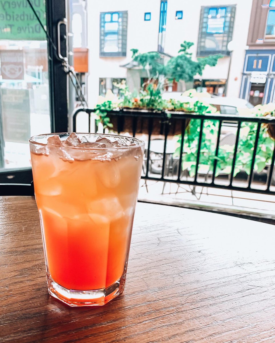 $3 Pineapple Express + Spring Break have us dreaming of warm summer days💭🏖🍹