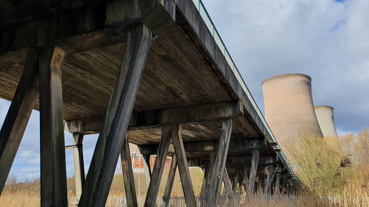 Fiddler Ferry power station. Disused for a couple of years now. Thought I'd have a look whilst up here, before it gets pulled down. Bonus seeing a <a href="/DBCargoUK/">DB Cargo UK</a> 66 trundle past.