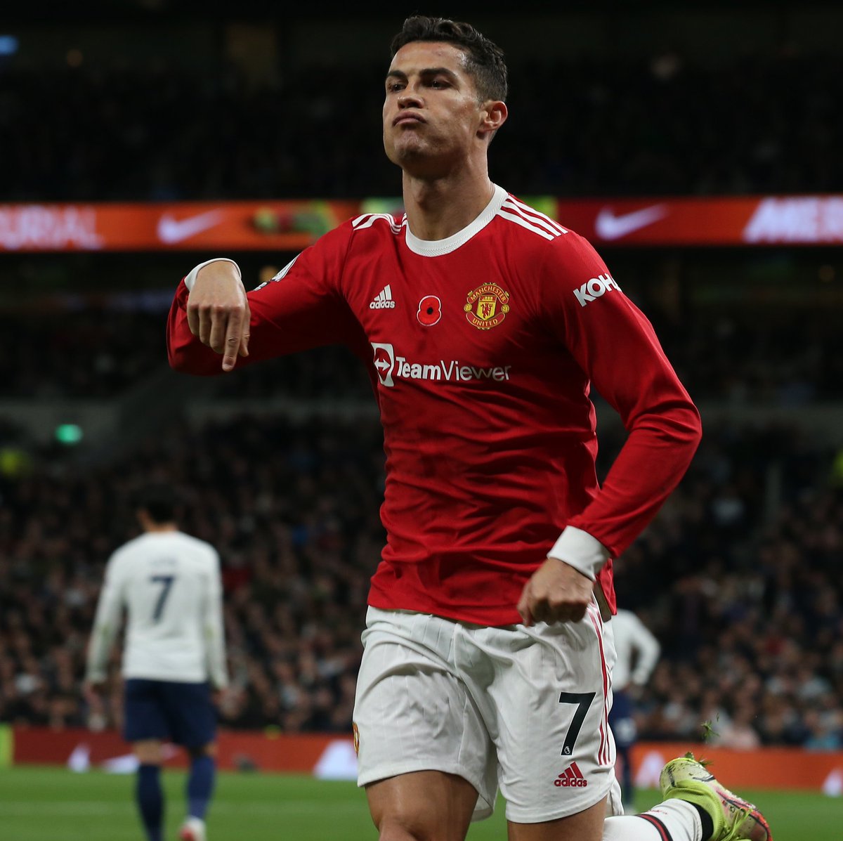 Nabil_djellit's tweet photo. 3 jours après un énième naufrage de Messi (son cadet de 3 ans), Cristiano Ronaldo répond au calme : triplé contre Tottenham... #MUNTOT https://t.co/JITvPTfCnL
