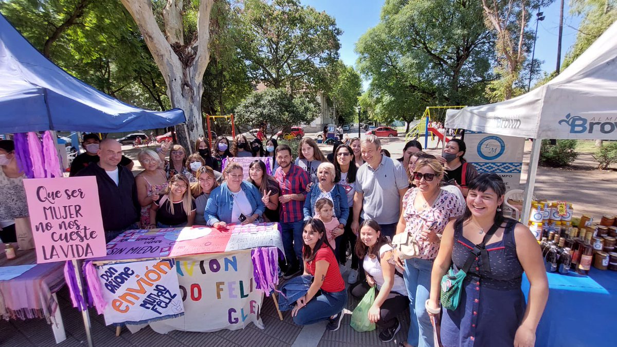 SanndraMariela's tweet photo. ¡FESTIVAL “LA BROWN”!
Hoy participamos del encuentro de mujeres en la plaza Brown junto a las compañeras del Envion Mundo Feliz de ambas sedes (Don Orione y Glew), donde repartirmos pulseras que nuestrxs chicxs del programa Envion hicieron para poder exponer en el stand. https://t.co/oQ4Nlrq6yR