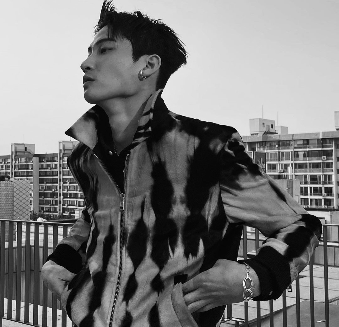 𝖎𝖓𝖙𝖗𝖔𝖉𝖚𝖈𝖙𝖎𝖔𝖓;

Li Yunxiang burada! Zamanımın çoğunu büyük markalara modellik yapmak için geçirsem de, asıl tutkum motorsiklet üstünde olmak. İyi geçinelim ve güzel anilar biriktirelim, her zaman bir mesaj uzağınızdayım.