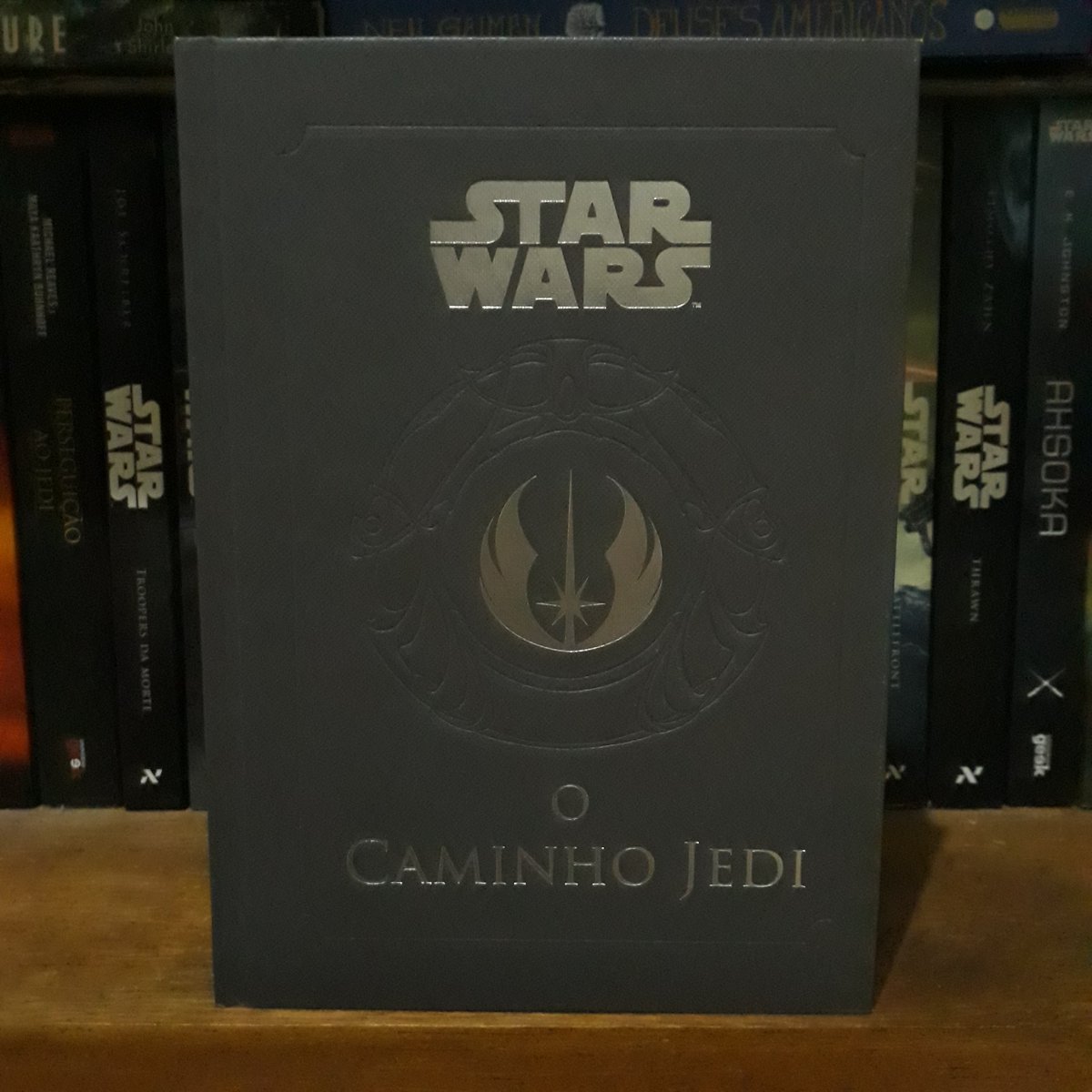 inirapilnivlek's tweet photo. Um manual de introdução para a ordem Jedi que foi passado de mestre para aprendiz durante os anos, com anotações de Jedi (e Sith) conhecidos por nós. Achei legalzinho e bem "didático", também fácil de ler
#starwars #starwarslegends #thejedipath #book #livro #leitura https://t.co/wUNfjHfJTF
