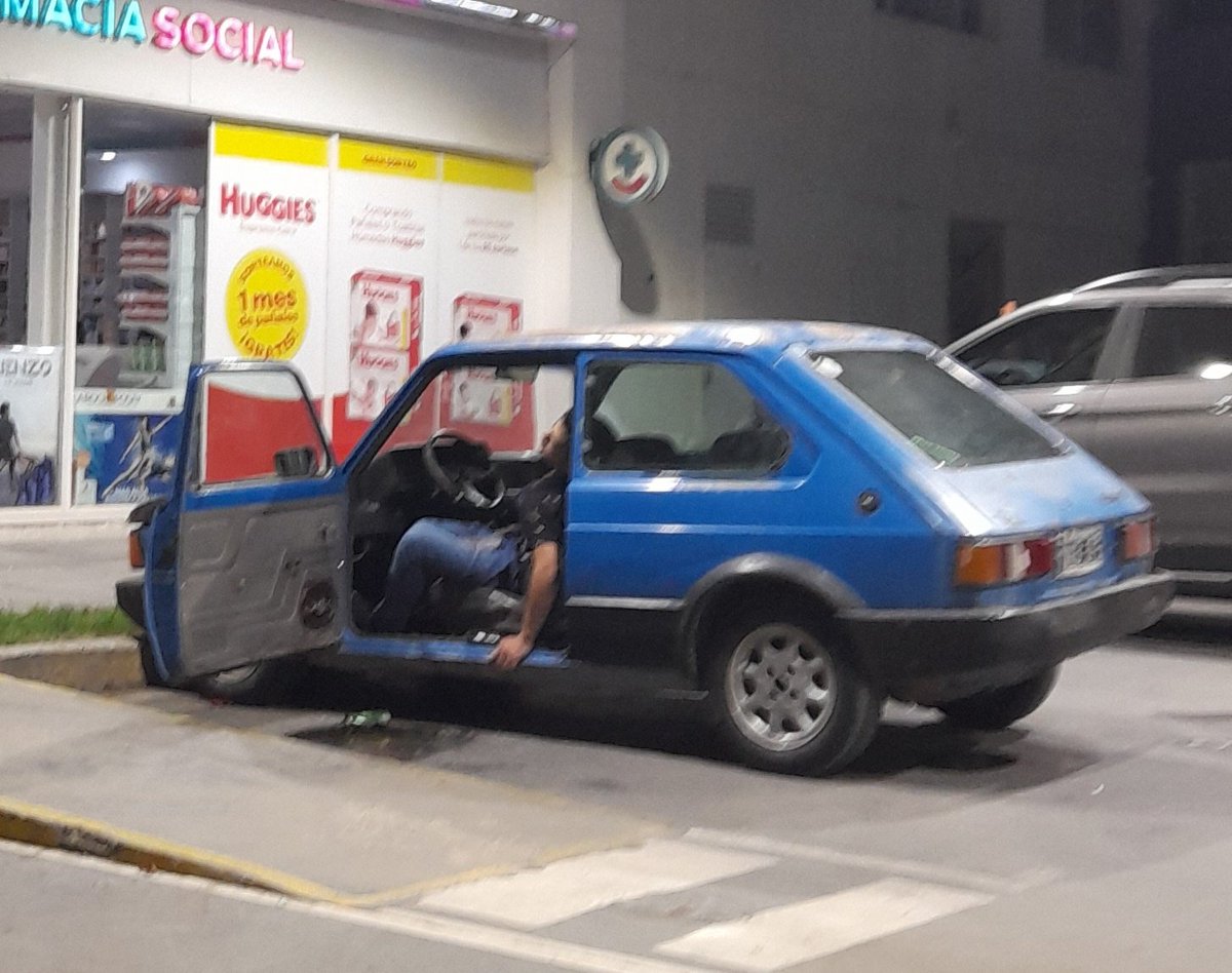 Esta para una siestita en el estacionamiento😴