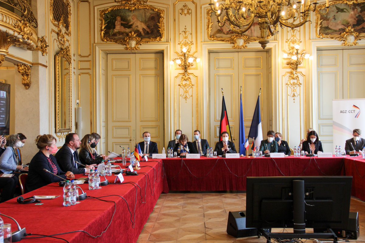 christophearend's tweet photo. 🇫🇷🇩🇪 Réunion du Comité de Coopération Transfrontalière #CCT  sous la co-présidence de @CBeaune et @AnnaLuehrmann
Nous devons poursuivre nos efforts pour simplifier davantage la vie des frontaliers en levant les irritants du quotidien qui se posent dans notre bassin de vie. 🇪🇺 https://t.co/XwLSrRFt5G