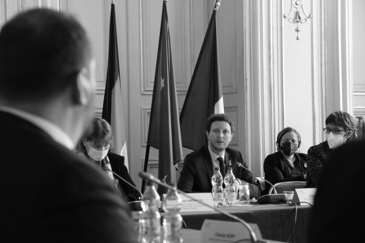 christophearend's tweet photo. 🇫🇷🇩🇪 Réunion du Comité de Coopération Transfrontalière #CCT  sous la co-présidence de @CBeaune et @AnnaLuehrmann
Nous devons poursuivre nos efforts pour simplifier davantage la vie des frontaliers en levant les irritants du quotidien qui se posent dans notre bassin de vie. 🇪🇺 https://t.co/XwLSrRFt5G