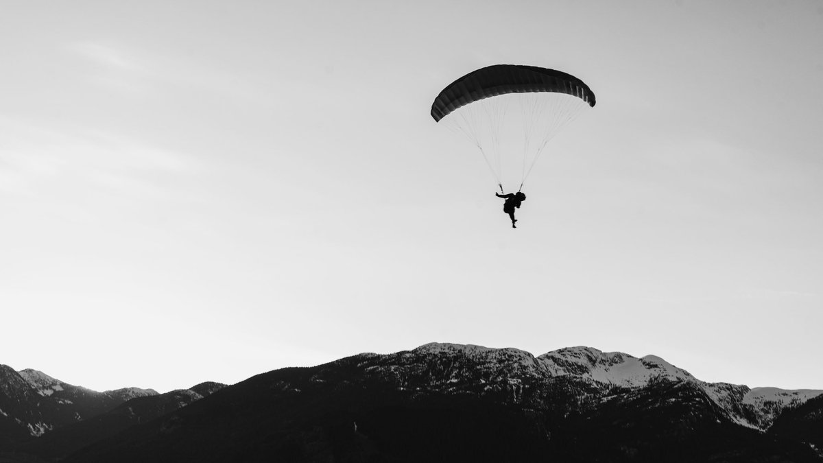 Tbrown___'s tweet photo. Met a complete stranger who wanted  to base jump off the Squamish Chief the other day https://t.co/e11lunxBOR