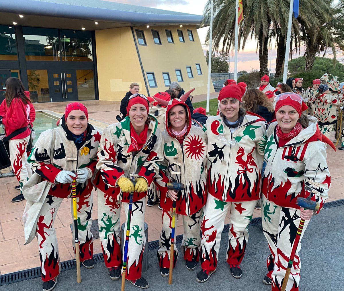 Moltes moltes gràcies al les Diablesses de la Selva Del Camp per fer el primer correfoc de dones del Baix Camp, ha sigut espectacular! 🔥❤️ Juntes cremem el masclisme!