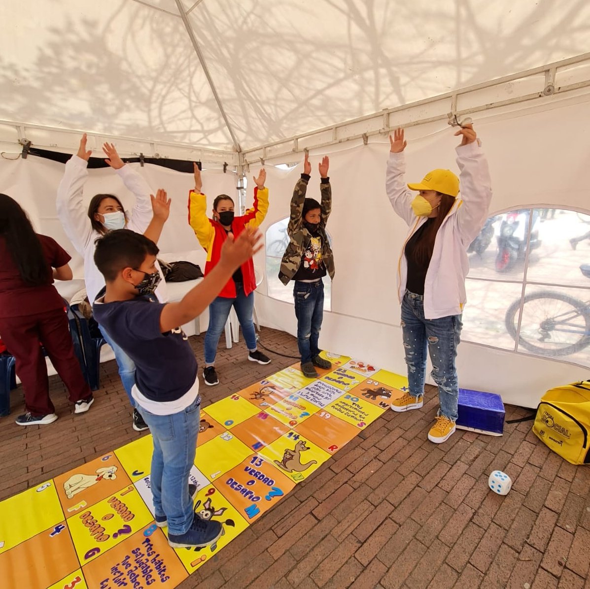 slissuba's tweet photo. 🙋🏽‍♀️🙋🏼‍♂️Durante la Feria dw servicios en el barrio la Toscana, los profesionales de los jardines infantiles  de @slissuba, realizaron actividades para promover estilos de vida saludables 🍌a niños y niñas. 👱🏻‍♀️🧑🏻. #BogotáEstáMejorando. https://t.co/Ui4zXnk62e