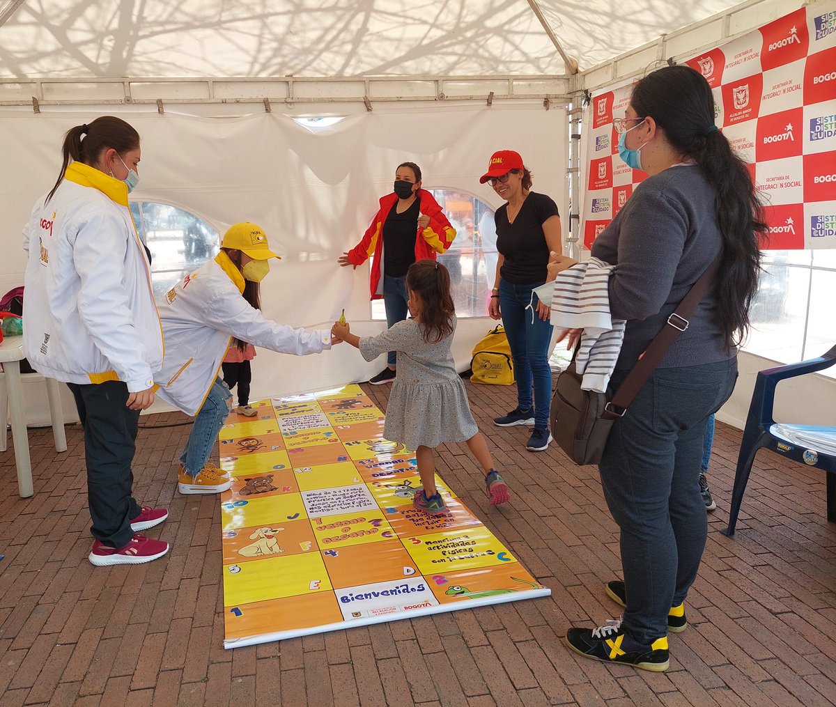 slissuba's tweet photo. 🙋🏽‍♀️🙋🏼‍♂️Durante la Feria dw servicios en el barrio la Toscana, los profesionales de los jardines infantiles  de @slissuba, realizaron actividades para promover estilos de vida saludables 🍌a niños y niñas. 👱🏻‍♀️🧑🏻. #BogotáEstáMejorando. https://t.co/Ui4zXnk62e