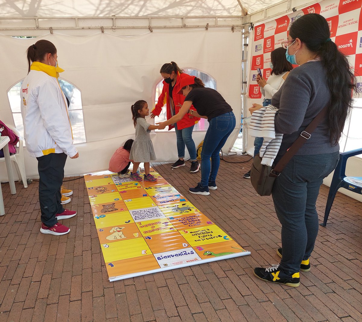 slissuba's tweet photo. 🙋🏽‍♀️🙋🏼‍♂️Durante la Feria dw servicios en el barrio la Toscana, los profesionales de los jardines infantiles  de @slissuba, realizaron actividades para promover estilos de vida saludables 🍌a niños y niñas. 👱🏻‍♀️🧑🏻. #BogotáEstáMejorando. https://t.co/Ui4zXnk62e