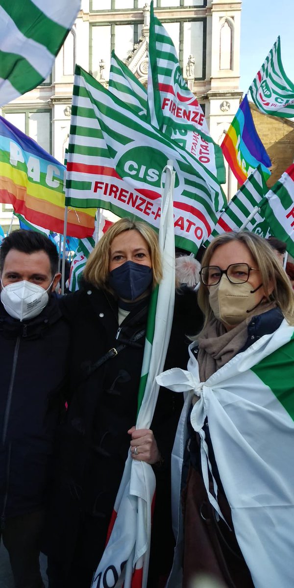RTrallori's tweet photo. In tantissimi a #Firenze in piazza Santa Croce per la #pace in #Ucraina️ #CitiesstandwithUkraine #europe #NoWar @caterinabini https://t.co/ktDjKxRuOW