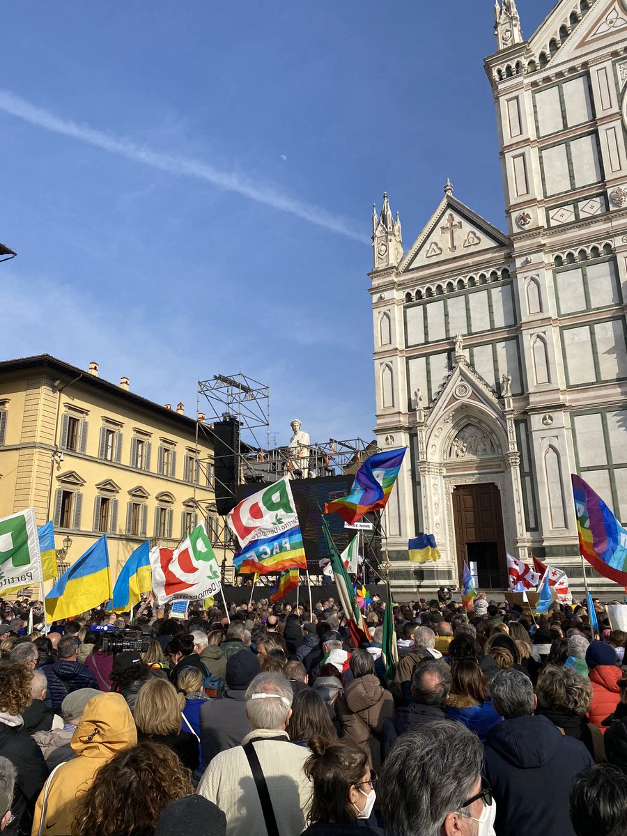 RTrallori's tweet photo. In tantissimi a #Firenze in piazza Santa Croce per la #pace in #Ucraina️ #CitiesstandwithUkraine #europe #NoWar @caterinabini https://t.co/ktDjKxRuOW