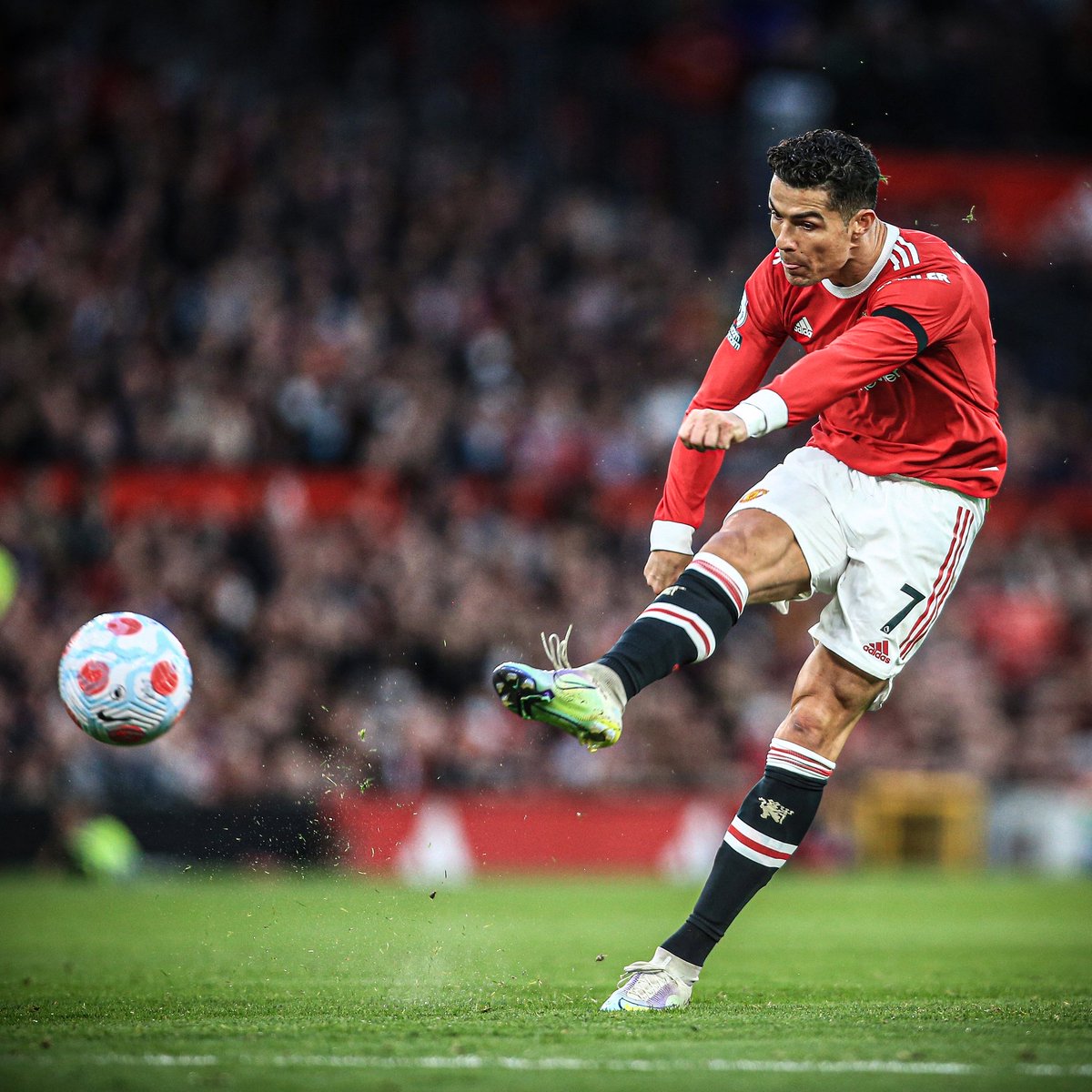 Gary Neville:

“The belief Ronaldo has in himself. He is in the twilight of his career but he is absolutely sensational, a superstar of the modern game, one of the greatest of all time, and the greatest goalscorer of all time.”