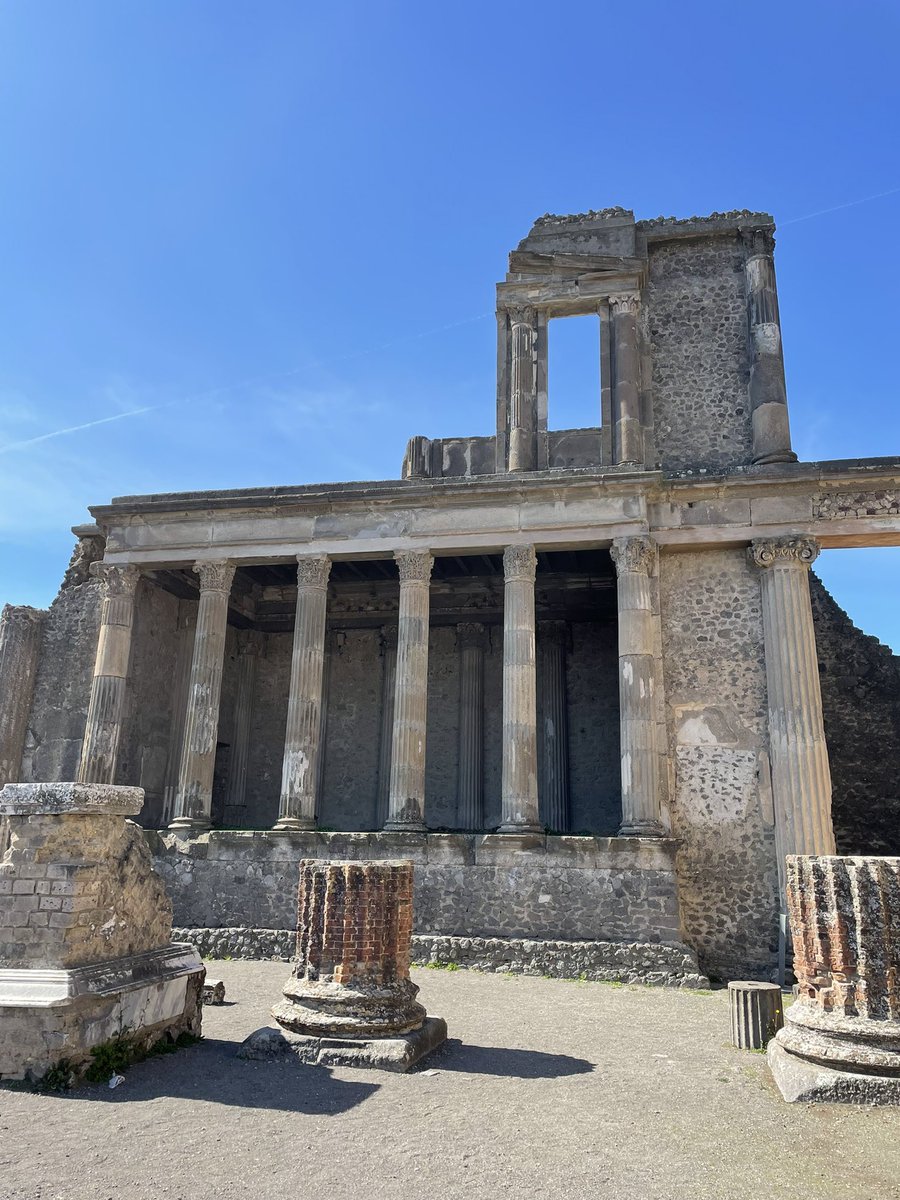 BasedCarrillo's tweet photo. Somos bárbaros viviendo en las ruinas de una civilización superior. https://t.co/B4yAgdylOR