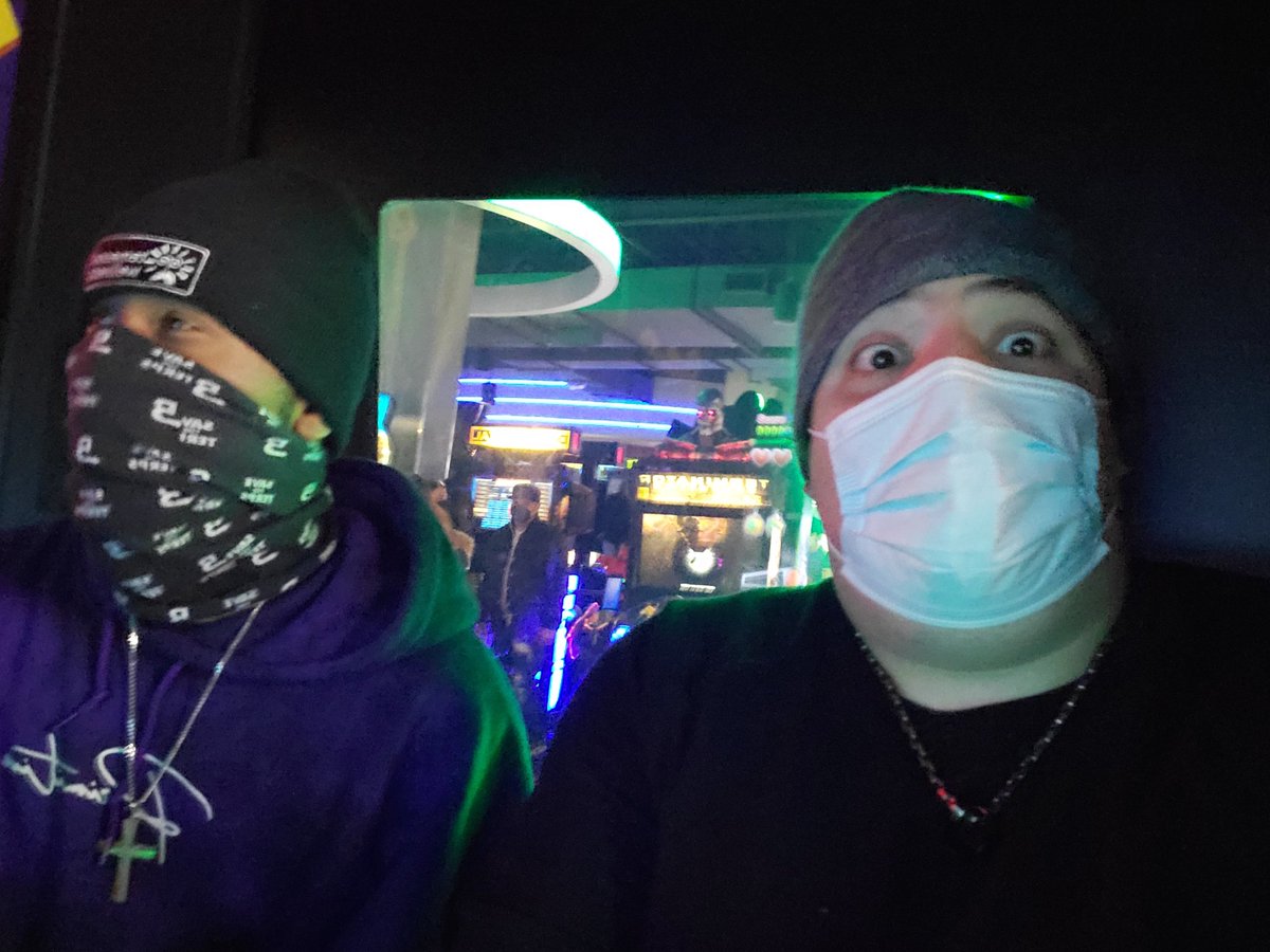 SilentBates's tweet photo. Me and my Bros playing Luigi's mansion at Dave and busters @SmithMungin #twitterlessDave https://t.co/55gv1lHvLF