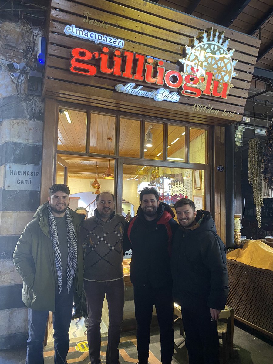 .<a href="/KafalarEsports/">Kafalar Esports</a> ekibi Gaziantep’te Dünyanın En Eski Baklavacısı Elmacı Pazarı Güllüoğlu’ndaydı! Ayaklarınıza sağlık <a href="/fatihyasinresmi/">Fatih Yasin</a> @atakannozyurt <a href="/BilalHanci/">Bilal Hancı</a> youtube.com/clip/UgkxpCcP8…