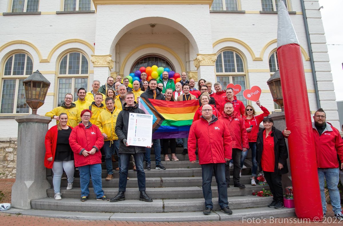 Onze Nadia had een missie… Supertrots op wat we vandaag bereikt hebben! Bijna alle partijen in de <a href="/Gem_Brunssum/">Gemeente Brunssum</a> hebben het Regenboog Stembusakkoord🏳️‍🌈 getekend. Nu gaan we de schouders eronder zetten om het te bereiken.🌹cc <a href="/coclimburg/">COC Limburg</a> 

Foto: Foto's Brunssum! #hartvoorbrunssum