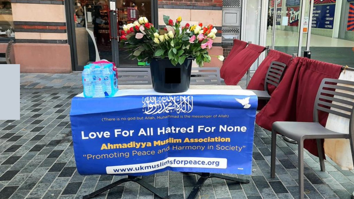 LajnaNorthWest's tweet photo. Ahmadiyya Muslim women in #Liverpool breaking the bias on International Women’s Day by bridging barriers within the community and spreading the beautiful teachings of Islam on the status and role of women in society https://t.co/URewLkVAdl