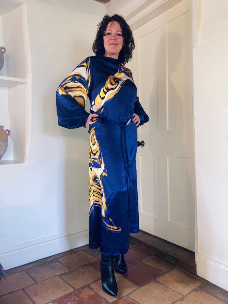 NazaninBoniadi's tweet photo. 1/2 ✨ Oscar winner #OliviaColman: “Not only is this dress gorgeous to wear, it advocates for freedom for the brave women of Iran, while raising money for @AmnestyUK and other incredible charities…”

https://t.co/y6KhAlOLnf
#WomensHistoryMonth 
#FreedomFashion https://t.co/z8LGwwuQXU